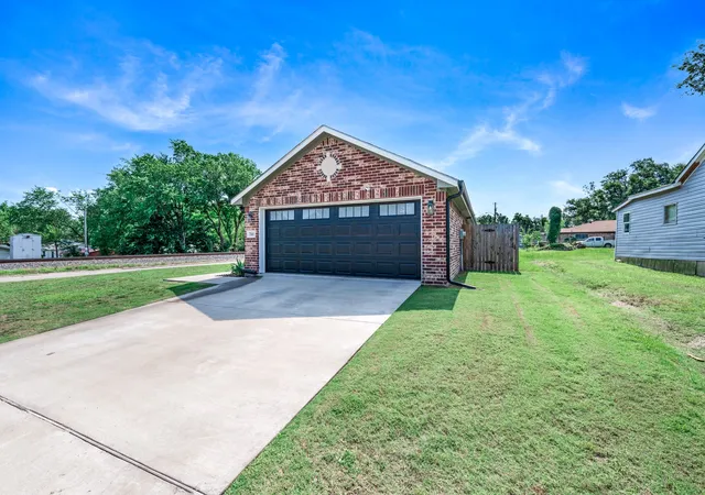 Photo 3 of Single family home for sale at 700 Carter St, Sulphur Springs, TX 75482 | MLS# 21277130 | Listing updated on 2026-08-24