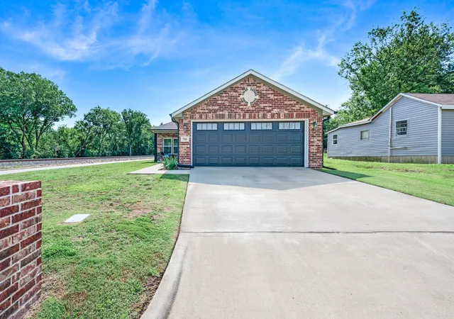 Photo 3 of Single family home for sale at 700 Carter St, Sulphur Springs, TX 75482 | MLS# 21277130 | Listing updated on 2026-08-24