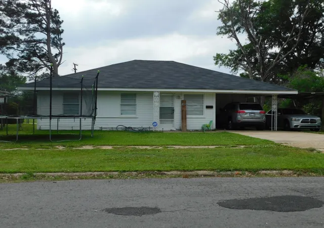 1st image of 204 Se 3rd St, Springhill, LA 71075 | MLS# 21277162