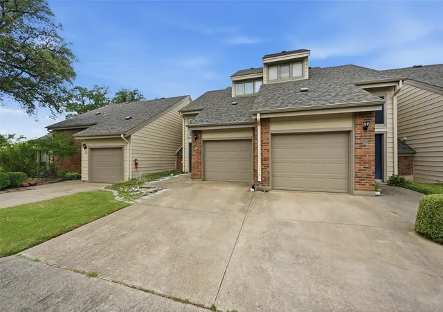 Photo 3 of Townhouse for sale at 110 Summer Pl Cir, Pottsboro, TX 75076 | MLS# 21275251 | Listing updated on 2026-10-05
