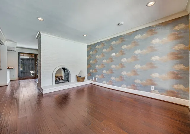 Listing Photo 4 - Condo for sale in building located at 5926 Sandhurst Ln, Dallas, TX 75206 - Unit #124