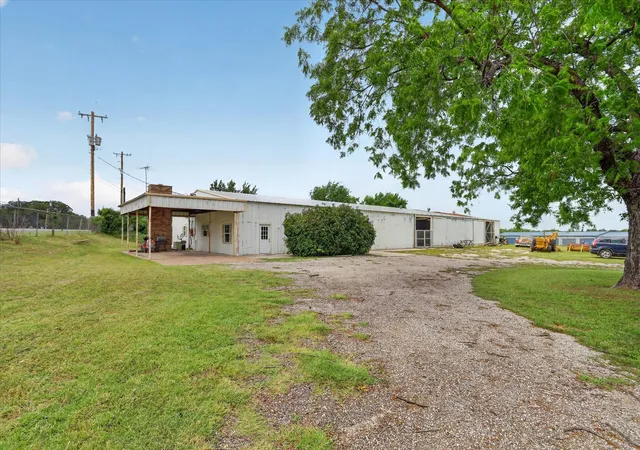 Photo 3 of House for sale at 1092 W Hwy 199, Springtown, TX 76082 | MLS# 21277073 | Listing updated on 2026-07-19