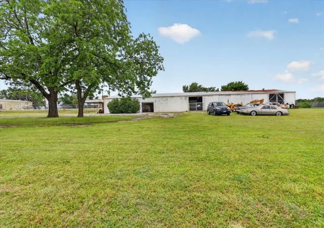 Photo 4 of House for sale at 1092 W Hwy 199, Springtown, TX 76082 | MLS# 21277073 | Listing updated on 2026-07-19