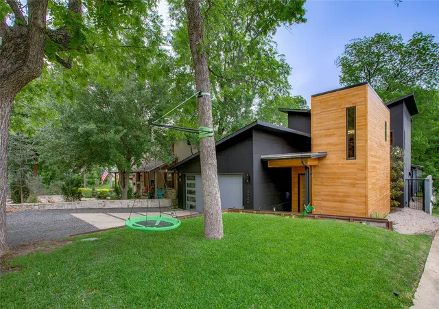 Photo 2 of Single family home for sale at 8926 Groveland Dr, Dallas, TX 75218 | MLS# 21274532 | Listing updated on 2026-08-22
