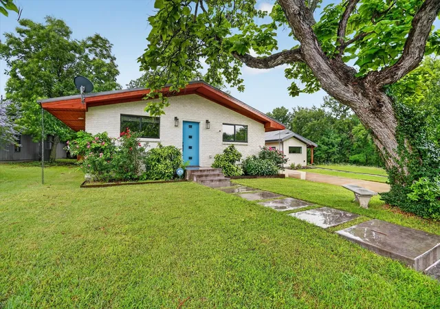 Photo 1 of Single family home for sale at 804 Stevens St, Bridgeport, TX 76426 | MLS# 21276816 | Listing updated on 2026-08-24