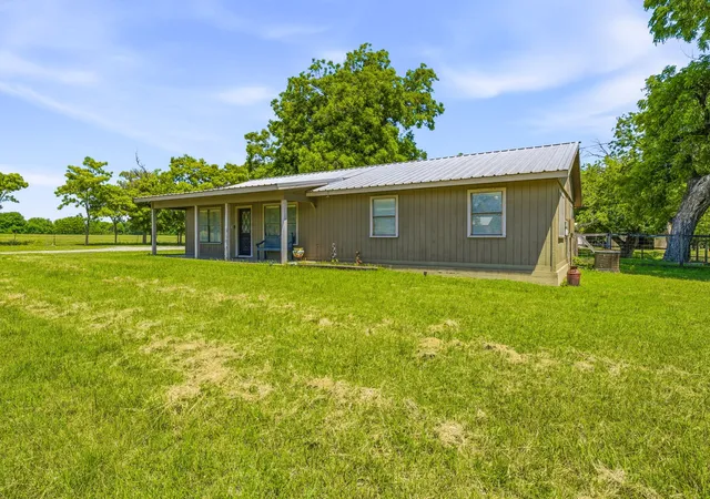 Homes for sale in Comanche, TX | 1105 Indian Creek Dr, Comanche, TX 76442 | MLS# 21275473