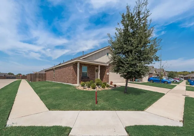 Photo 2 of Single family home for sale at 712 Odlozil Ln, Ennis, TX 75119 | MLS# 21277466 | Listing updated on 2026-10-02