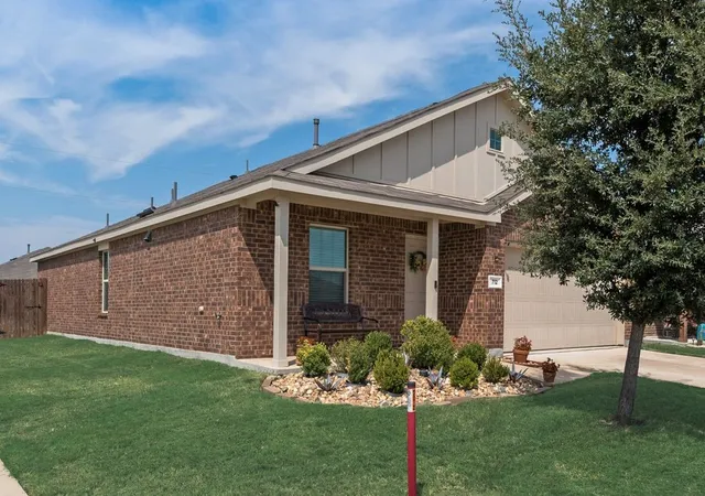 Photo 3 of Single family home for sale at 712 Odlozil Ln, Ennis, TX 75119 | MLS# 21277466 | Listing updated on 2026-10-02