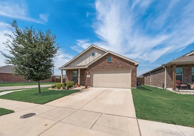 Photo 3 of Single family home for sale at 712 Odlozil Ln, Ennis, TX 75119 | MLS# 21277466 | Listing updated on 2026-10-02