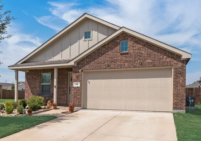 Photo 4 of Single family home for sale at 712 Odlozil Ln, Ennis, TX 75119 | MLS# 21277466 | Listing updated on 2026-10-02