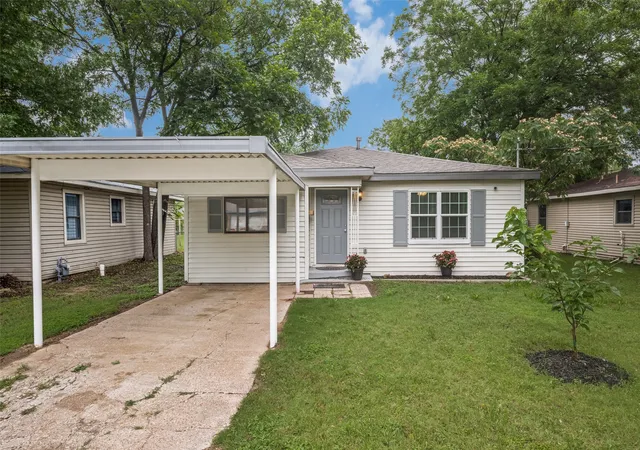 Homes for sale in Bowie, TX | 717 Small St, Bowie, TX 76230 | MLS# 21274490