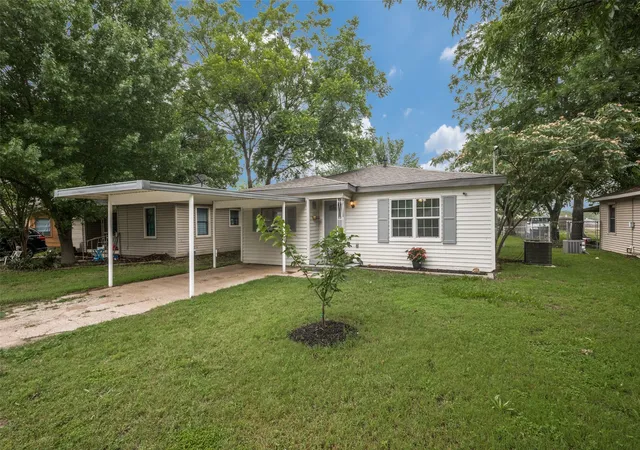 Homes for sale in Bowie, TX | 717 Small St, Bowie, TX 76230 | MLS# 21274490