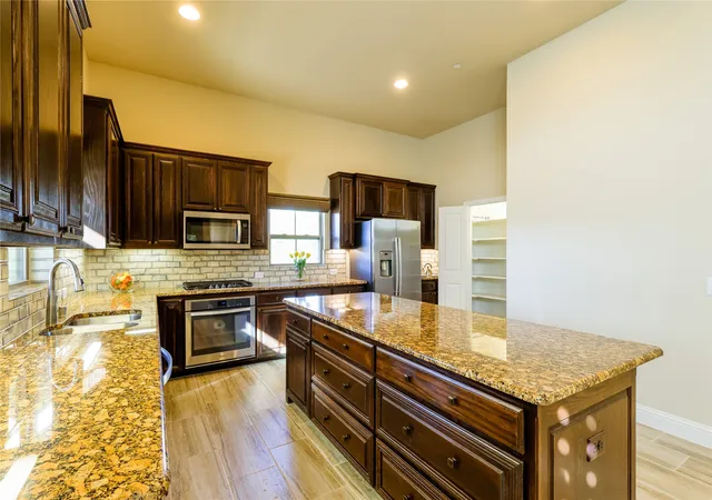 Photo 3 of Townhouse for sale at 878 Hatton Sumner Pl, Arlington, TX 76005 | MLS# 21276937 | Listing updated on 2026-08-22