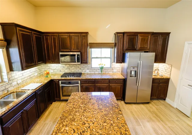 Photo 4 of Townhouse for sale at 878 Hatton Sumner Pl, Arlington, TX 76005 | MLS# 21276937 | Listing updated on 2026-08-22
