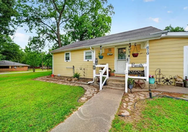 Photo 3 of Single family home for sale at 610 Crooked Creek Rd, Edgewood, TX 75117 | MLS# 21276758 | Listing updated on 2026-09-22