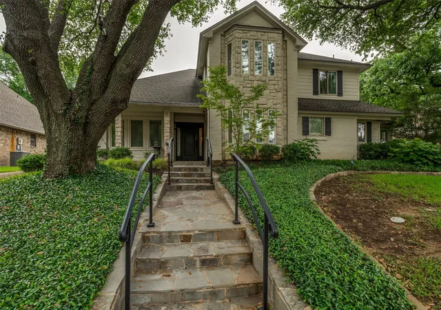 Photo 2 of Single family home for sale at 1411 Clubview Ct, Arlington, TX 76013 | MLS# 21265645 | Listing updated on 2026-08-31