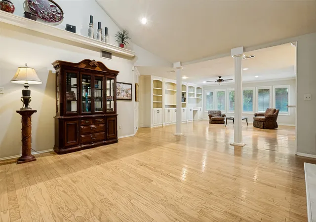 Photo 4 of Single family home for sale at 1411 Clubview Ct, Arlington, TX 76013 | MLS# 21265645 | Listing updated on 2026-08-31