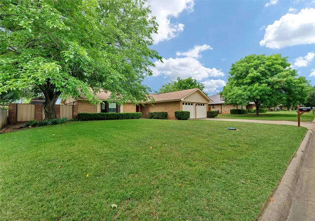 Homes for sale in Mineral Wells, TX | 3108 Ne 11Th St, Mineral Wells, TX 76067 | MLS# 21277492