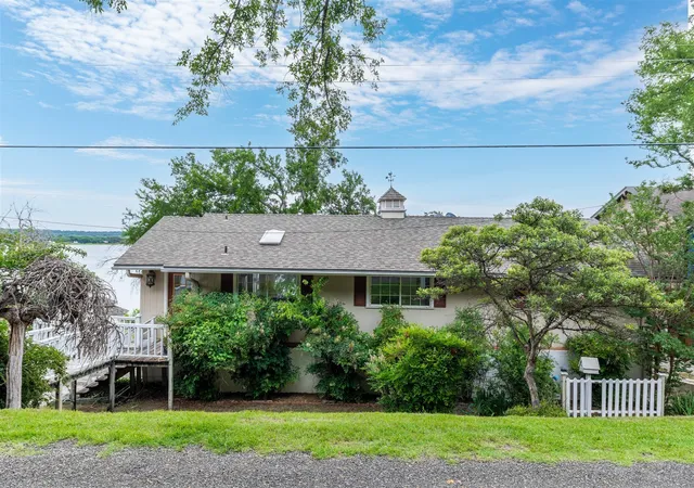Photo 3 of Sale Pending at 420 Lakeside Dr, Brownwood, TX 76801 | MLS# 21277836 | Listing updated on 2026-07-28