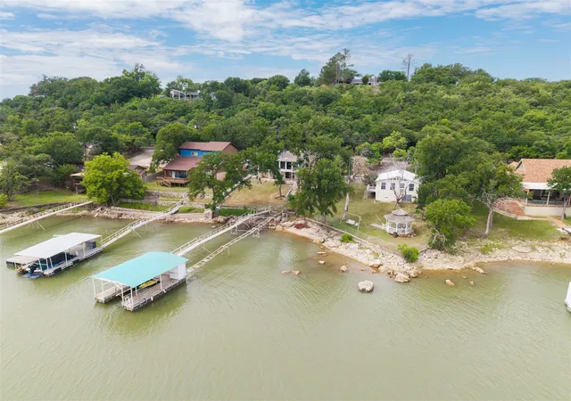 Photo 3 of Sale Pending at 420 Lakeside Dr, Brownwood, TX 76801 | MLS# 21277836 | Listing updated on 2026-07-28