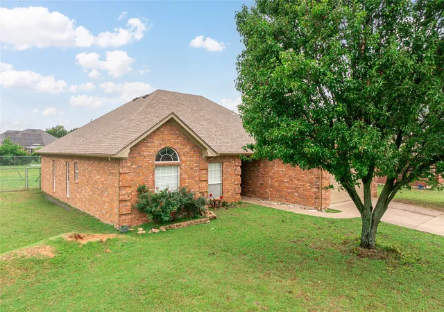 Homes for sale in Bells, TX | 408 Sunshine Trl, Bells, TX 75414 | MLS# 21276009