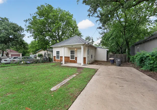 Photo 2 of Single family home for sale at 2805 Walker St, Fort Worth, TX 76105 | MLS# 21252888 | Listing updated on 2026-08-21