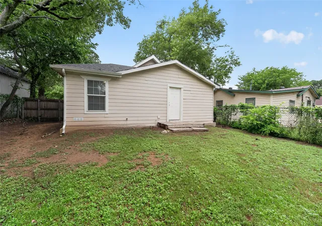 Photo 3 of Single family home for sale at 2805 Walker St, Fort Worth, TX 76105 | MLS# 21252888 | Listing updated on 2026-08-21