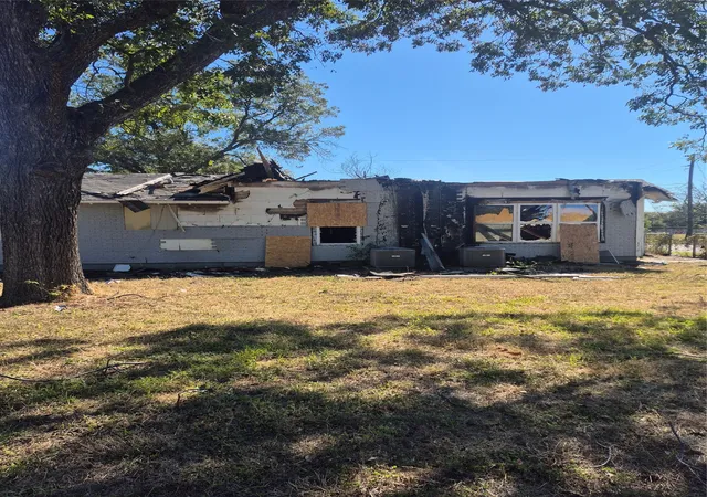 Photo 2 of Sale Pending at 1000 Earle Ave, Waco, TX 76704 | MLS# 21278178 | Listing updated on 2026-08-03