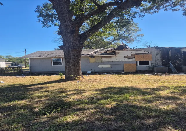 Photo 3 of Sale Pending at 1000 Earle Ave, Waco, TX 76704 | MLS# 21278178 | Listing updated on 2026-08-03