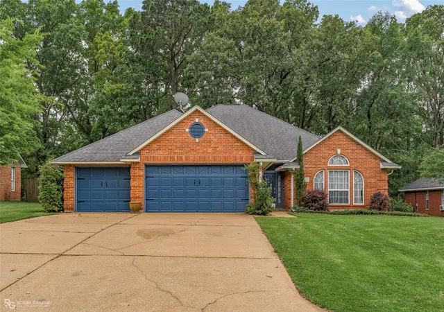 Photo 1 of Single family home for sale at 210 Country Club Dr, Benton, LA 71006 | MLS# 21278182 | Listing updated on 2026-07-17