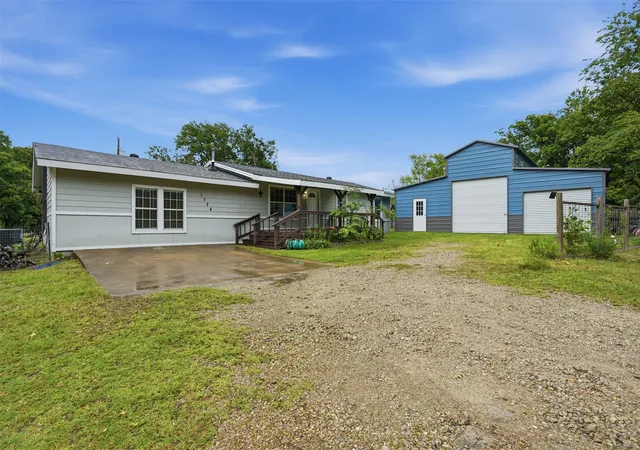 3rd image of 1724 E Crestway Dr, Quinlan, TX 75474 | MLS# 21278073