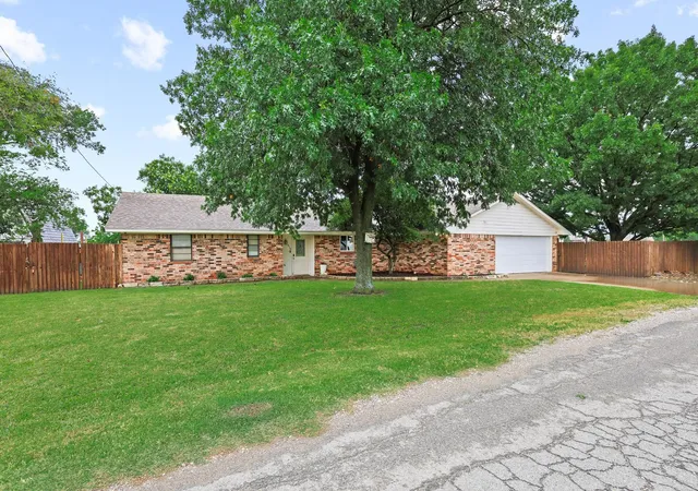 Homes for sale in Gunter, TX | 619 N 5th St, Gunter, TX 75058 | MLS# 21272865