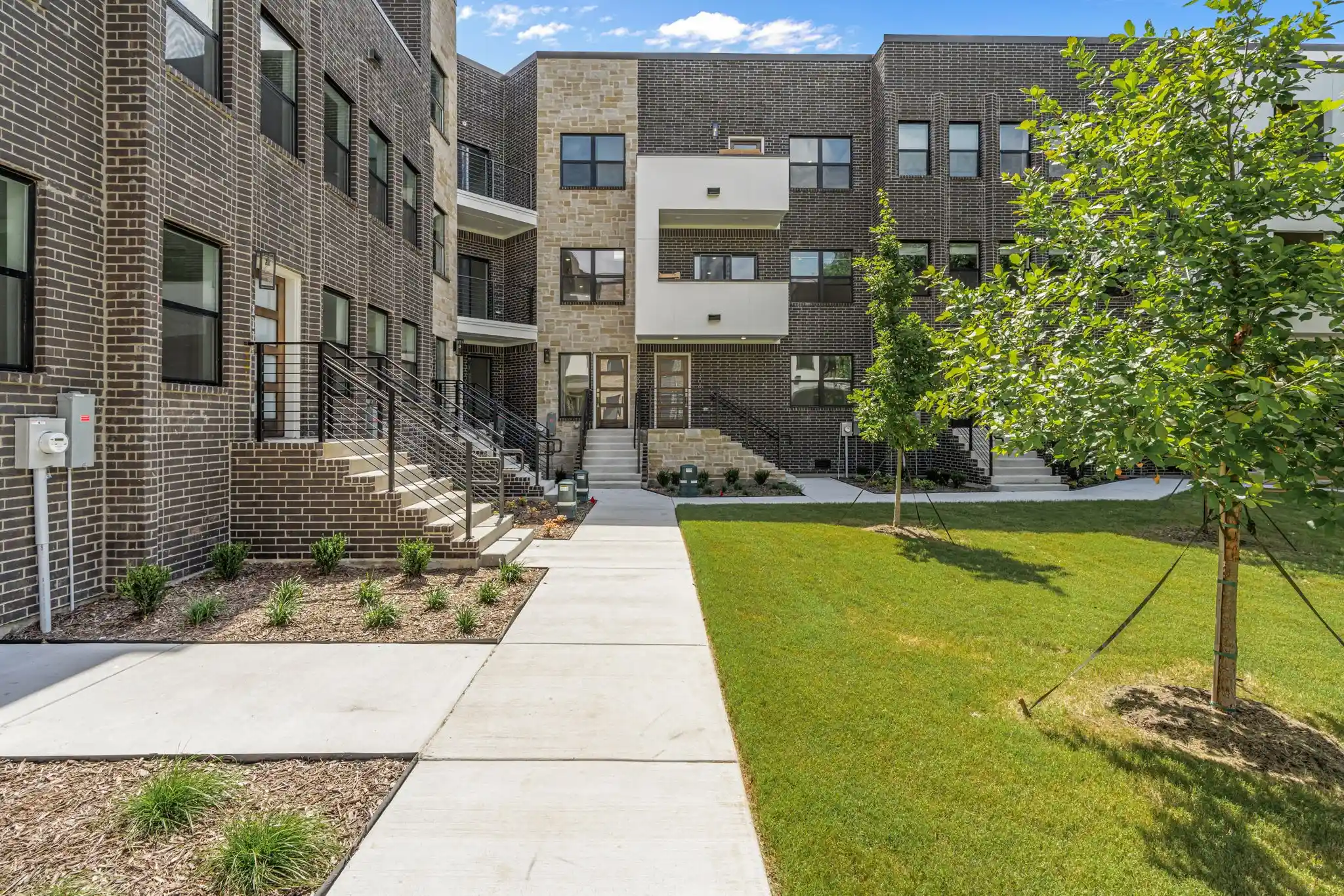 Townhouse for sale at 304 Golden Bell Ln, Fort Worth, TX 76107 | MLS# 21276823