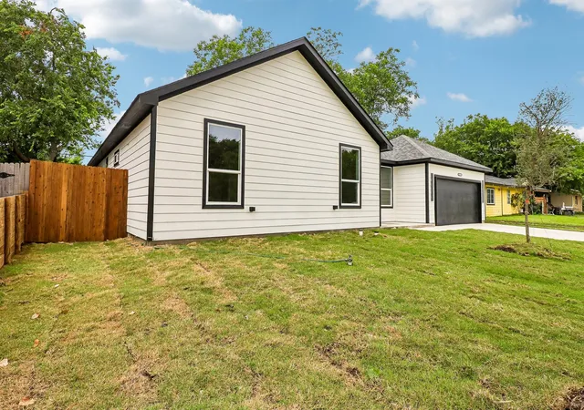 Photo 2 of Single family home for sale at 827 Powell Cir, Mesquite, TX 75149 | MLS# 21278300 | Listing updated on 2026-09-02