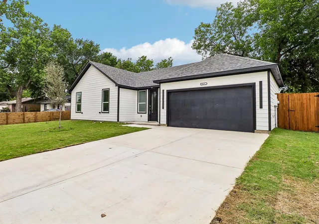 Photo 3 of Single family home for sale at 827 Powell Cir, Mesquite, TX 75149 | MLS# 21278300 | Listing updated on 2026-09-02