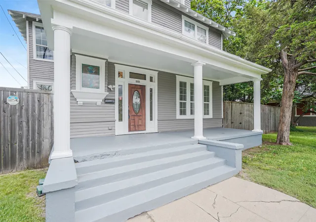 Photo 2 of Single family home for sale at 1001 S Travis St, Sherman, TX 75090 | MLS# 21277335 | Listing updated on 2026-09-26