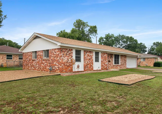 2nd image of 937 Patricia St, Irving, TX 75060 | MLS# 21277361
