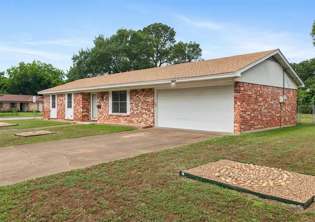 3rd image of 937 Patricia St, Irving, TX 75060 | MLS# 21277361