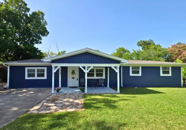 Photo 1 of Single family home for sale at 105 Alice Dr, Little Elm, TX 75068 | MLS# 21277339 | Listing updated on 2026-08-22