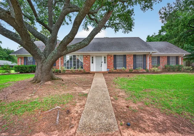 Photo 1 of Single family home for sale at 7501 Camelback Dr, Shreveport, LA 71105 | MLS# 21276629 | Listing updated on 2026-08-23