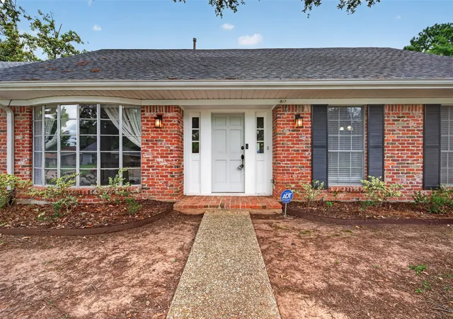 Photo 2 of Single family home for sale at 7501 Camelback Dr, Shreveport, LA 71105 | MLS# 21276629 | Listing updated on 2026-08-23
