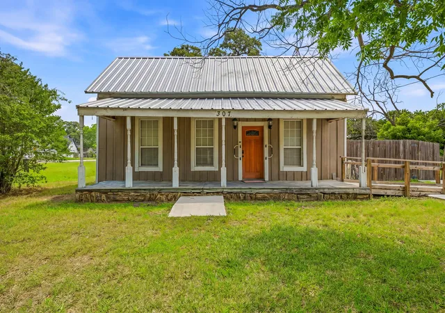 Homes for sale in Tolar, TX | 307 N Oak Ln, Tolar, TX 76476 | MLS# 21277957