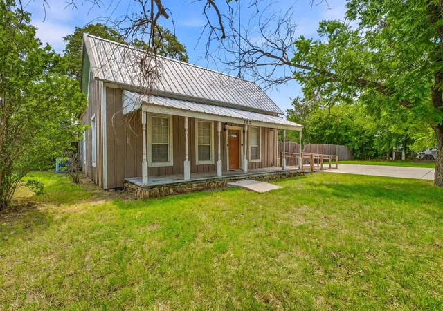 Homes for sale in Tolar, TX | 307 N Oak Ln, Tolar, TX 76476 | MLS# 21277957