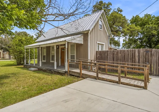 Homes for sale in Tolar, TX | 307 N Oak Ln, Tolar, TX 76476 | MLS# 21277957