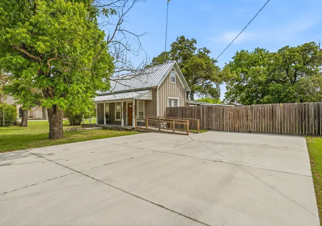 Homes for sale in Tolar, TX | 307 N Oak Ln, Tolar, TX 76476 | MLS# 21277957