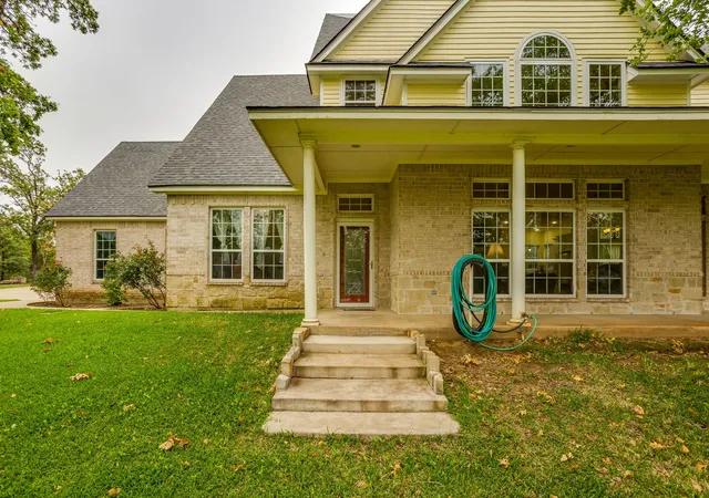 Photo 3 of Single family home for sale at 263 Oak Creek Cir, Springtown, TX 76082 | MLS# 21278612 | Listing updated on 2026-09-24