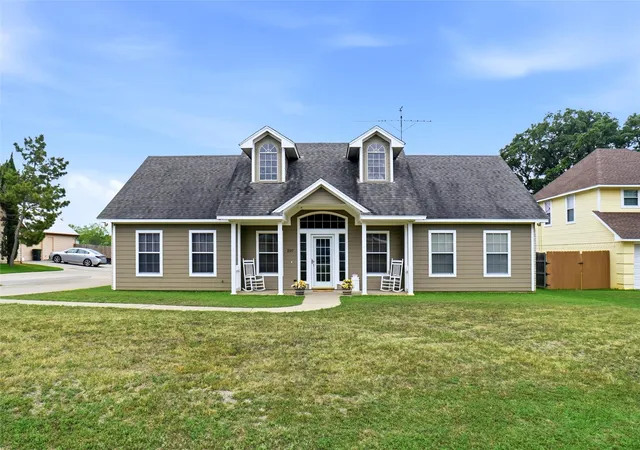 Photo 1 of Single family home for sale at 207 Bonita Dr, Granbury, TX 76049 | MLS# 21278796 | Listing updated on 2026-08-26