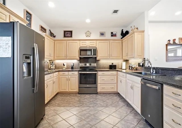 Photo 4 of Single family home for sale at 207 Bonita Dr, Granbury, TX 76049 | MLS# 21278796 | Listing updated on 2026-08-26