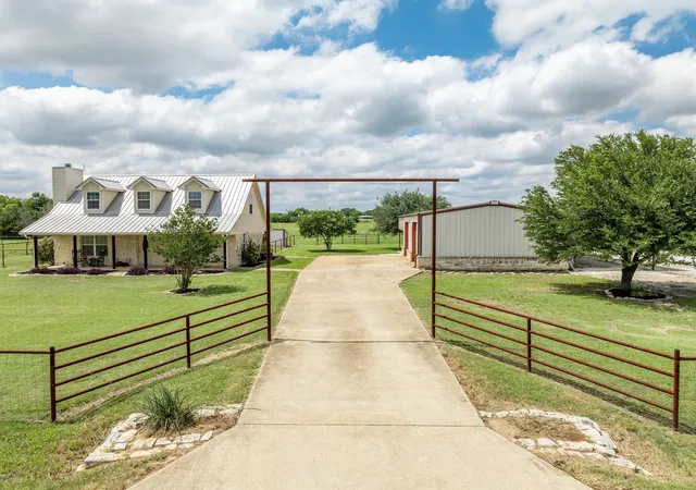 Photo 4 of Single family home for sale at 560 Meadow Ln, Crawford, TX 76638 | MLS# 21278451 | Listing updated on 2026-07-25