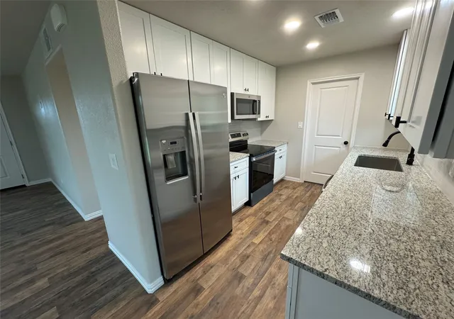 Photo 3 of Sale Pending at 105 Paige St, Weatherford, TX 76088 | MLS# 21276480 | Listing updated on 2026-10-07